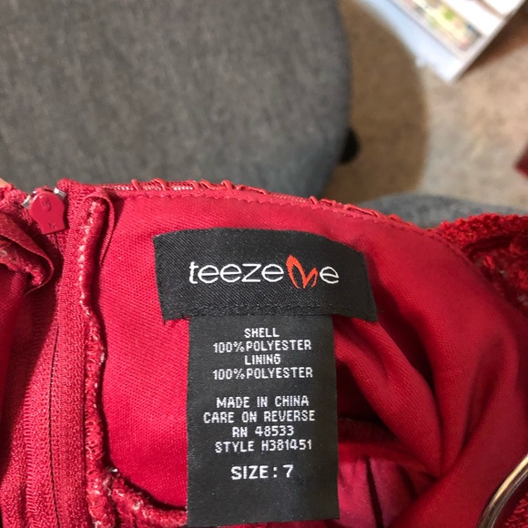 Super cute lace dress with cot out back, and satin belt - Picture 3 of 4